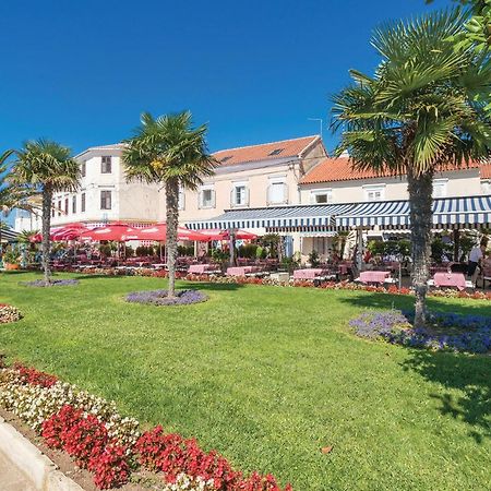 Awesome Apartment In Sveti Filip I Jakov W/ 1 Bedrooms 외부 사진